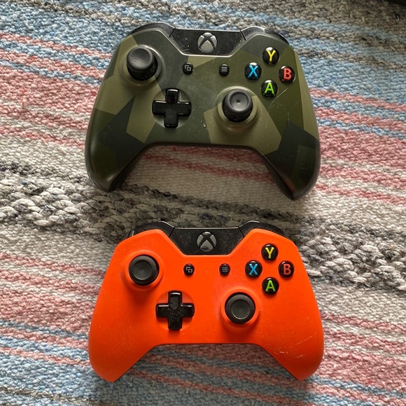 Xbox controllers - Picture 1 of 1